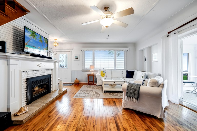 Cottages (Canada, Leamington, Ontario)