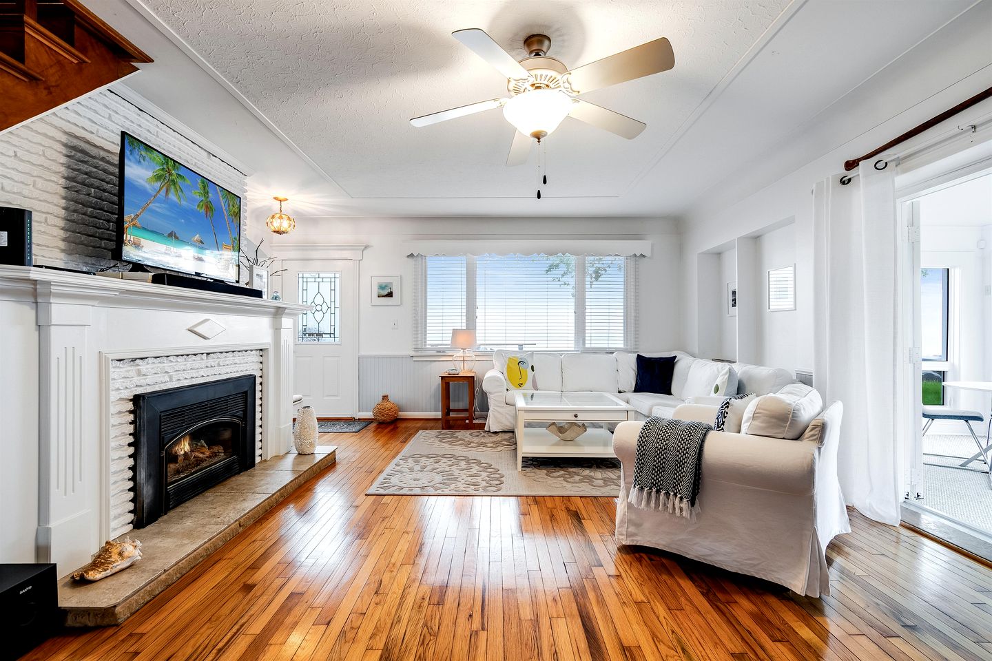 Serene Cottage with Private Deck by Lake Erie for a Peaceful Getaway in Kingsville, Ontario