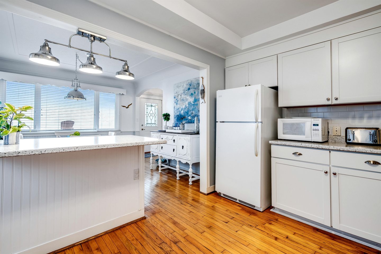 Serene Cottage with Private Deck by Lake Erie for a Peaceful Getaway in Kingsville, Ontario