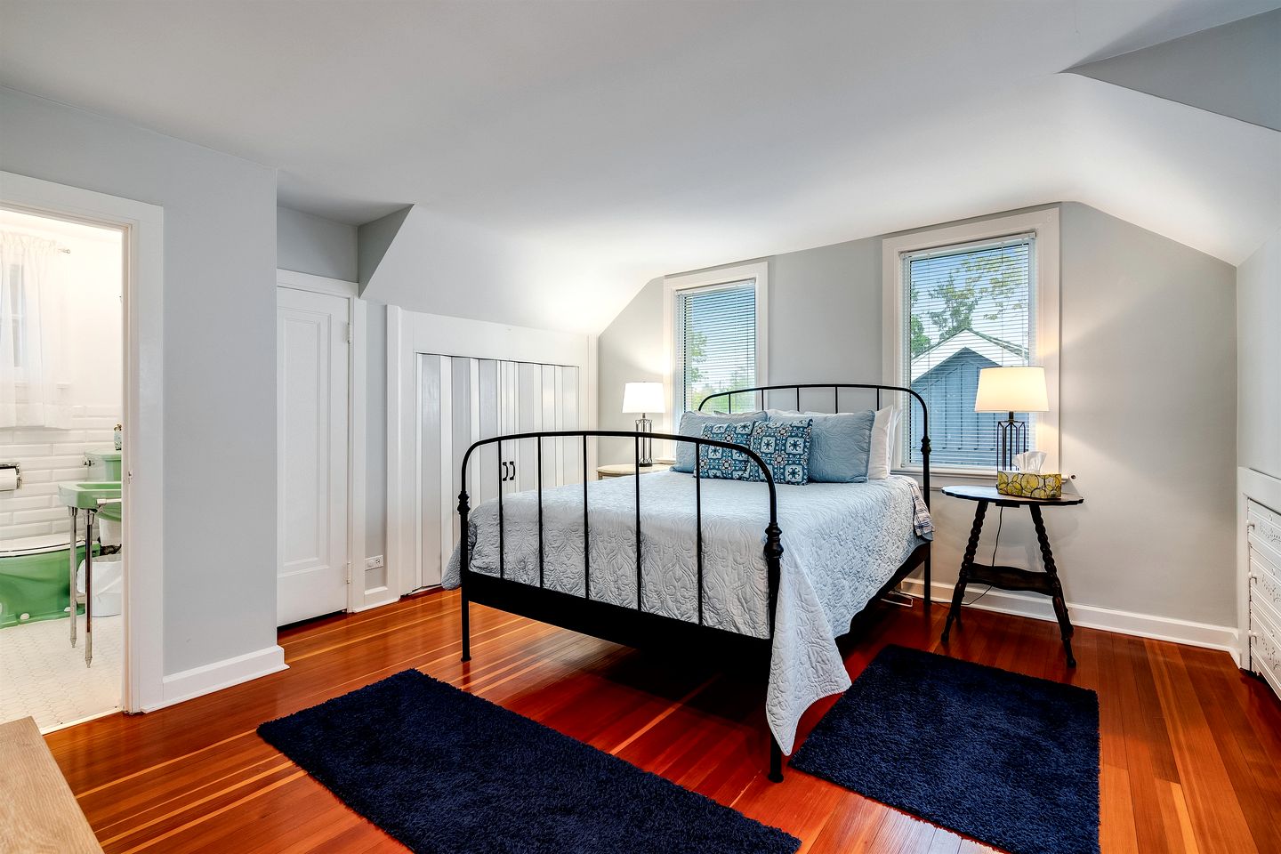 Serene Cottage with Private Deck by Lake Erie for a Peaceful Getaway in Kingsville, Ontario