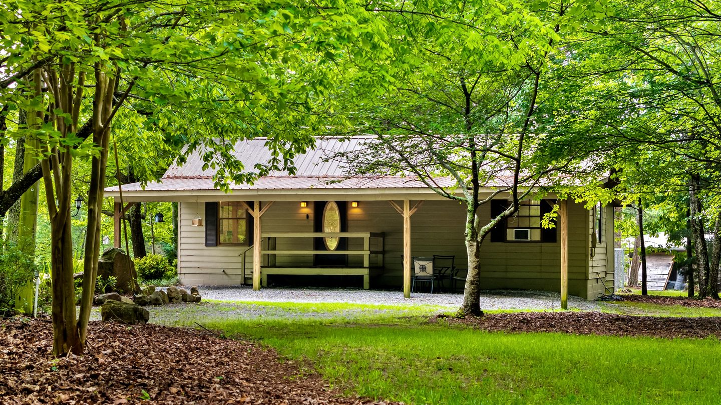 Serene Countryside Cabin Surrounded by Nature in Mentone, Alabama