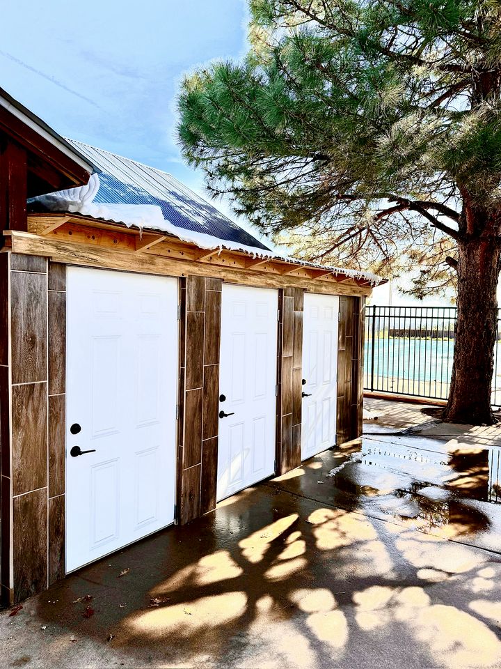 Serene Glamping Retreat with Apple Orchards and Farm Animals near Quarai Ruins in Torreon, New Mexico