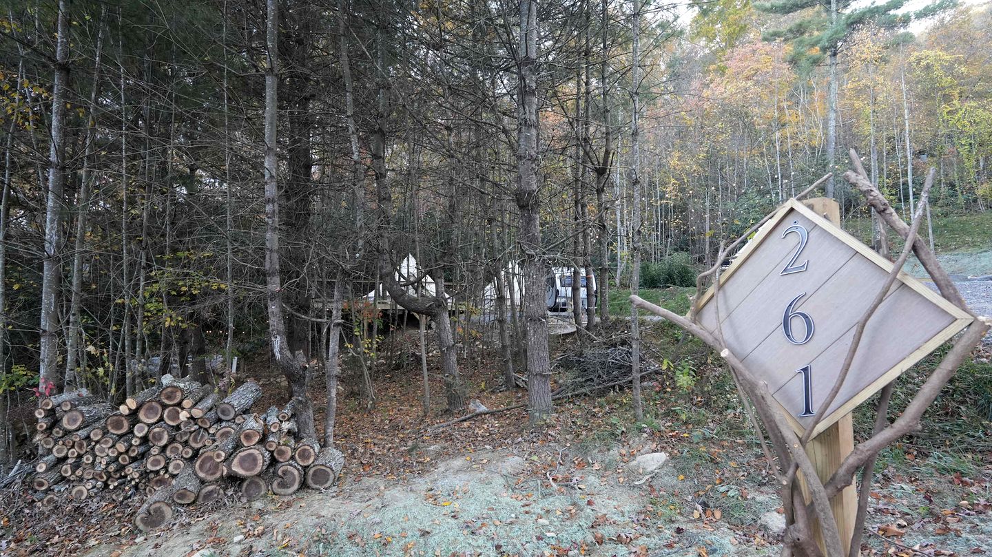 Serene Glamping Retreat with Bell Tent on a Private Deck and Fire Pit Vibes in Waynesville, North Carolina