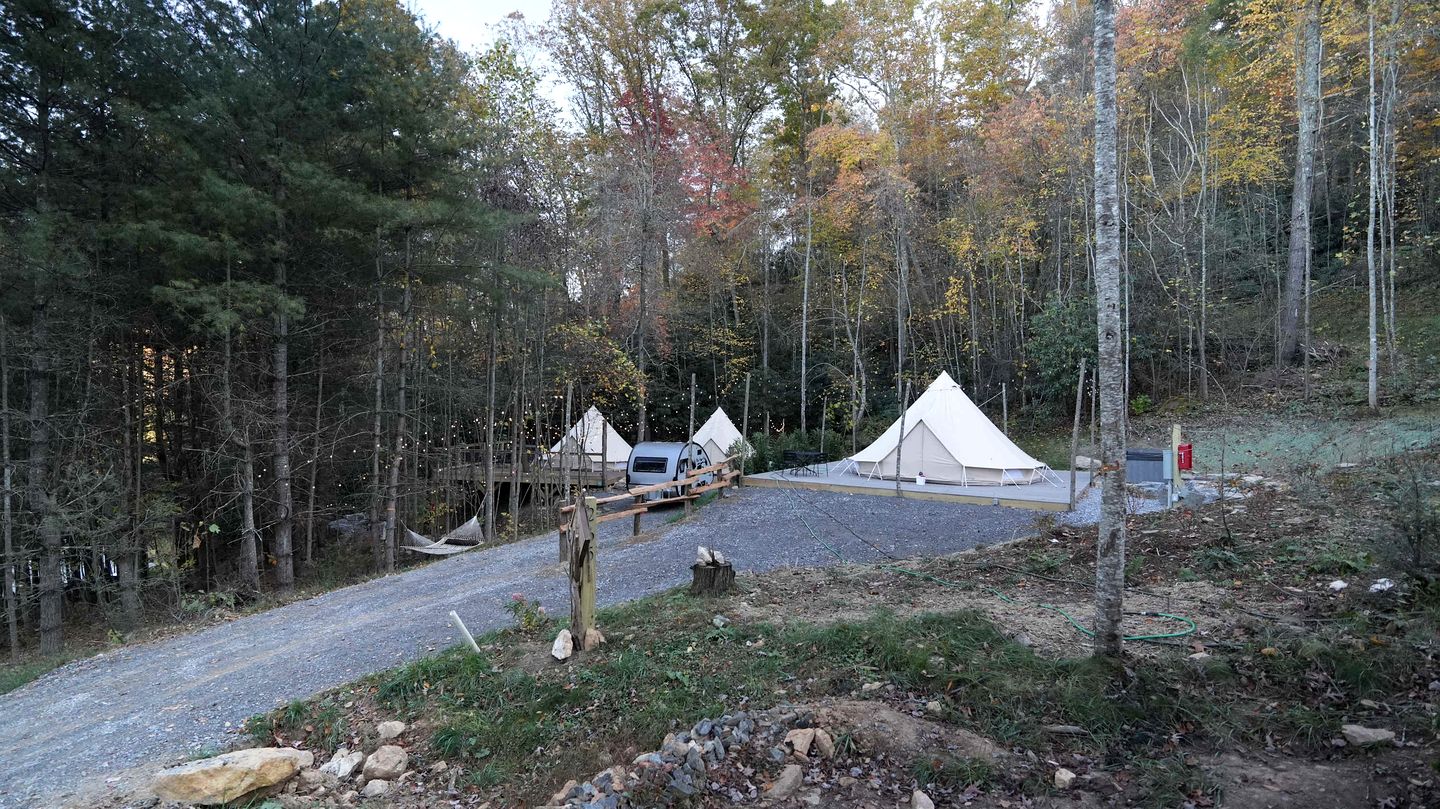 Serene Glamping Retreat with Bell Tent on a Private Deck and Fire Pit Vibes in Waynesville, North Carolina