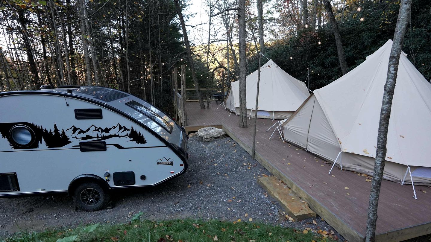 Serene Glamping Retreat with Bell Tent on a Private Deck and Fire Pit Vibes in Waynesville, North Carolina