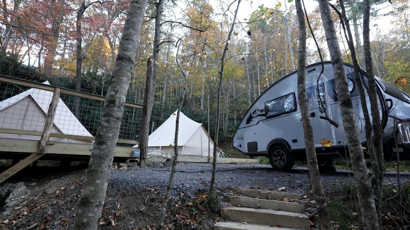 Serene Glamping Retreat with Bell Tent on a Private Deck and Fire Pit Vibes in Waynesville, North Carolina