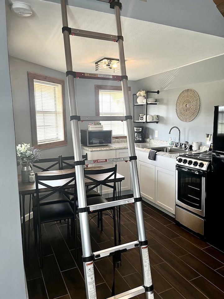 Serene Loft Cabin with Outdoor Grill and Fire Pit in Creal Springs, Illinois