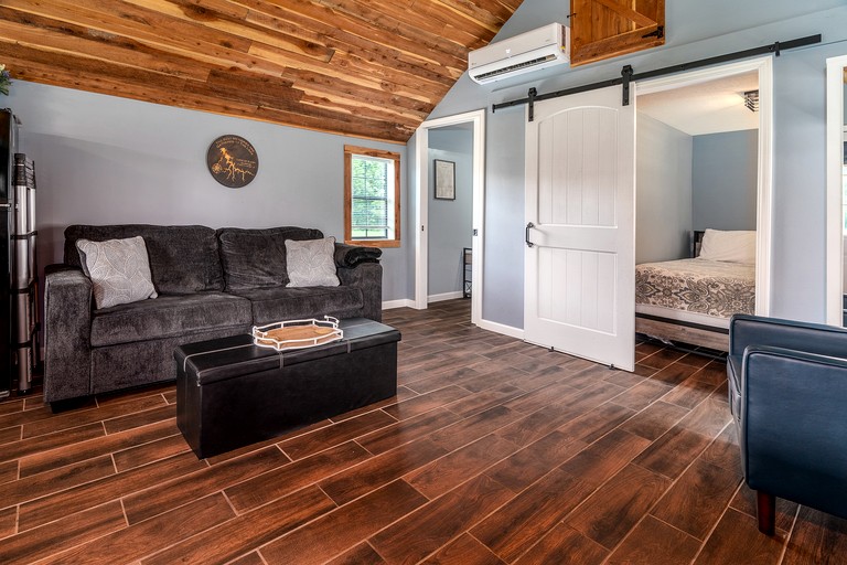 Cabins (United States of America, Creal Spring, Illinois)