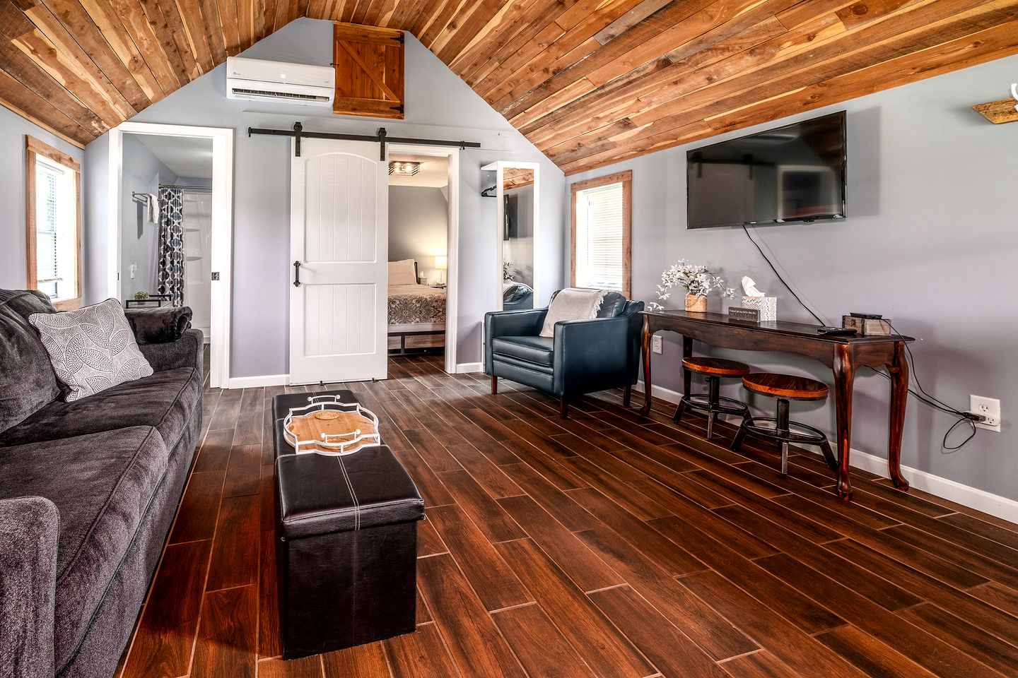 Serene Loft Cabin with Outdoor Grill and Fire Pit in Creal Springs, Illinois