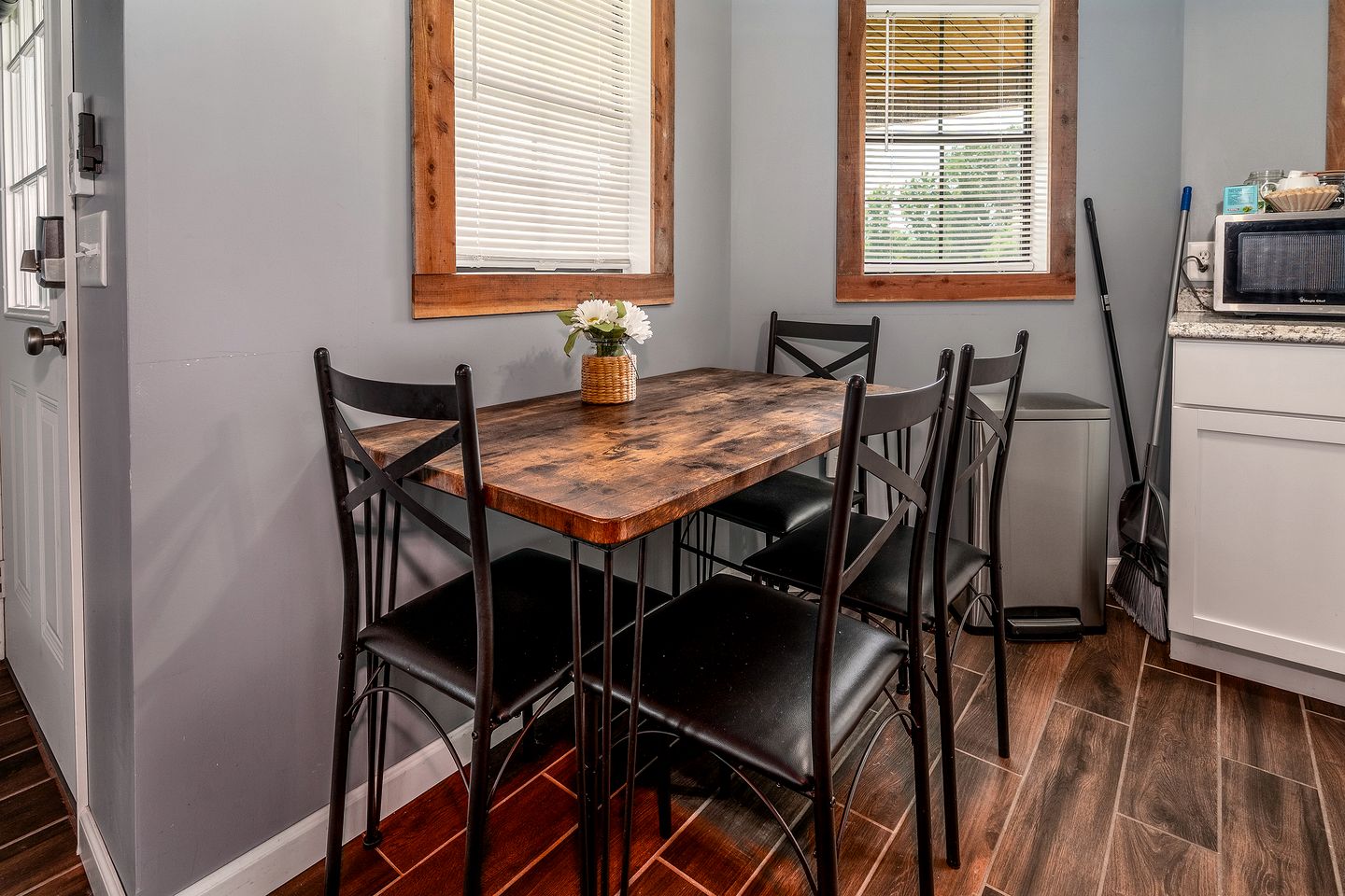 Serene Loft Cabin with Outdoor Grill and Fire Pit in Creal Springs, Illinois