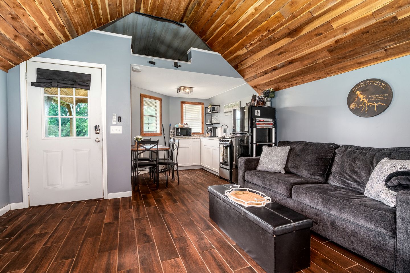 Serene Loft Cabin with Outdoor Grill and Fire Pit in Creal Springs, Illinois