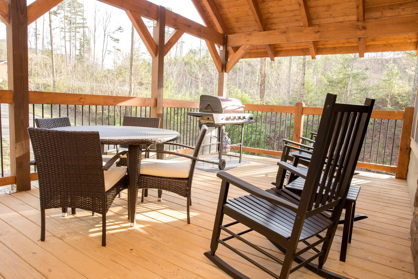 Luxury Glamping in Gatlinburg with Hot Tub and Home Cinema for Fun-Filled Escapes to Tennessee