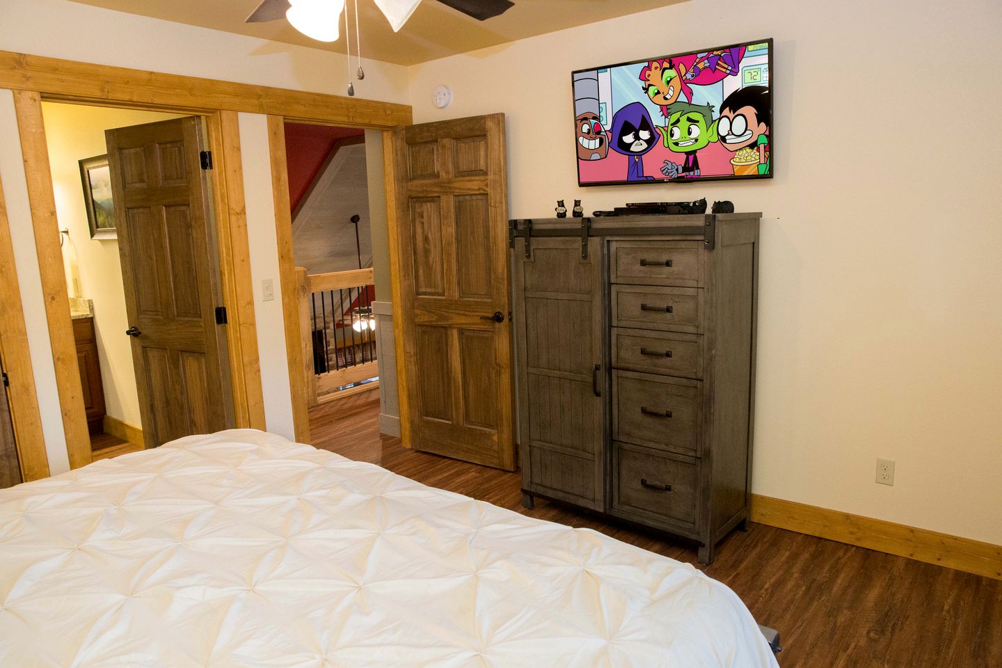 Luxury Glamping in Gatlinburg with Hot Tub and Home Cinema for Fun-Filled Escapes to Tennessee