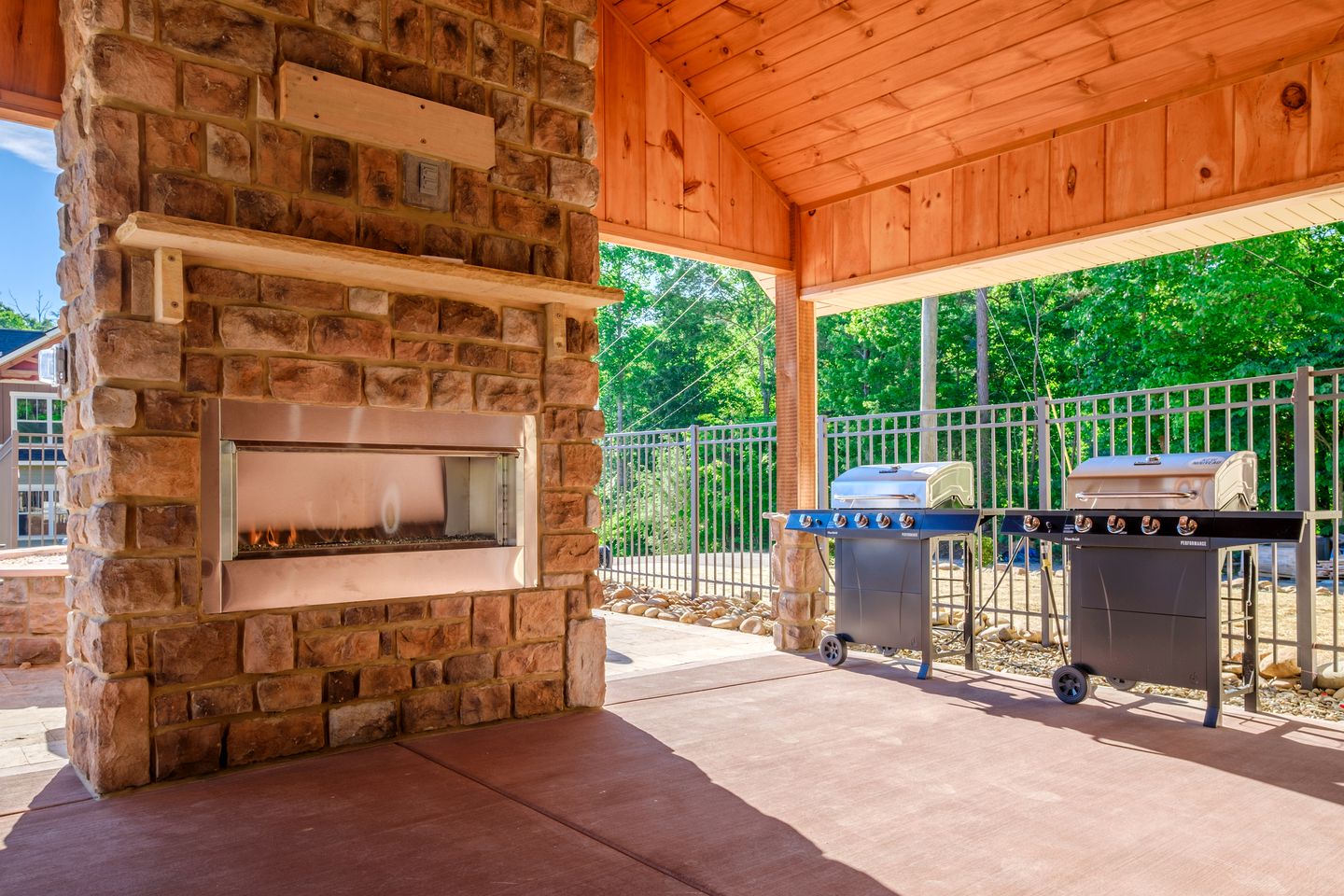 Luxury Glamping in Gatlinburg with Hot Tub and Home Cinema for Fun-Filled Escapes to Tennessee