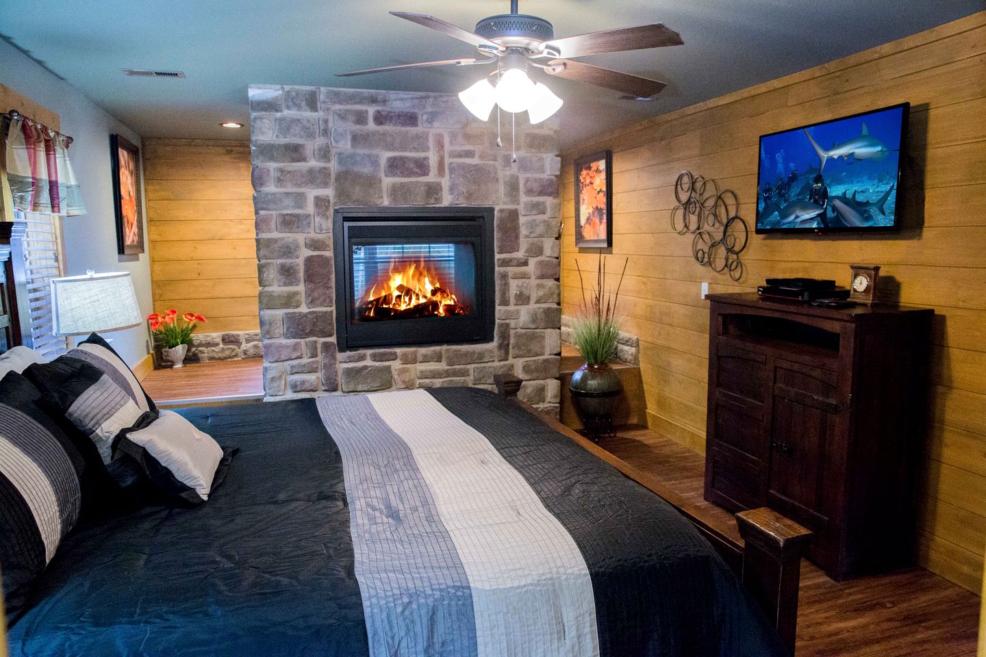 Luxury Glamping in Gatlinburg with Hot Tub and Home Cinema for Fun-Filled Escapes to Tennessee