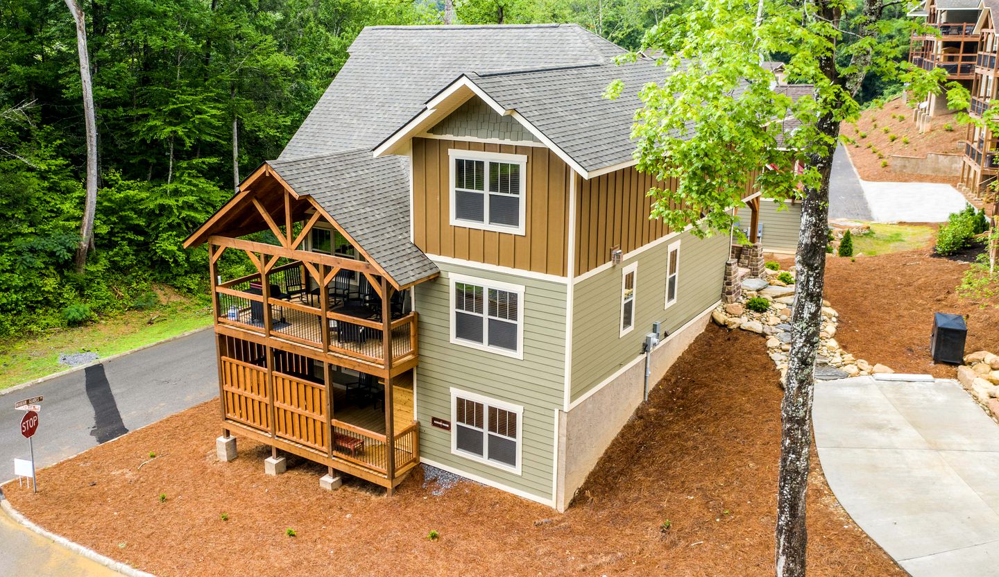 Luxury Glamping in Gatlinburg with Hot Tub and Home Cinema for Fun-Filled Escapes to Tennessee