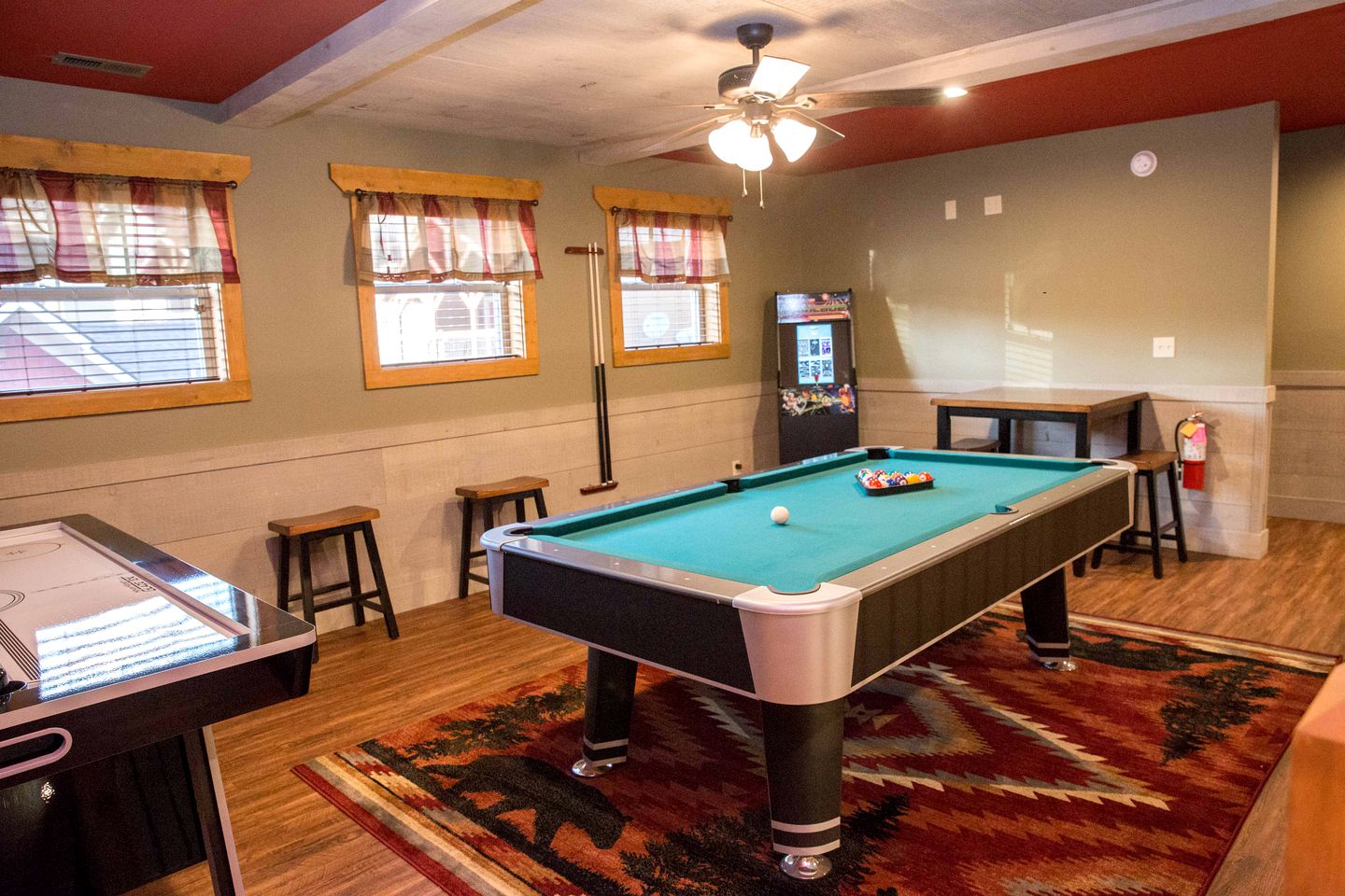 Luxury Glamping in Gatlinburg with Hot Tub and Home Cinema for Fun-Filled Escapes to Tennessee