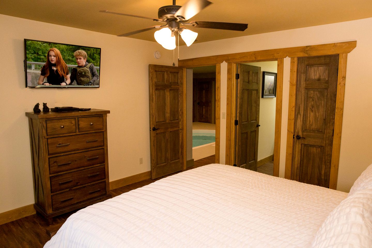Luxury Glamping in Gatlinburg with Hot Tub and Home Cinema for Fun-Filled Escapes to Tennessee