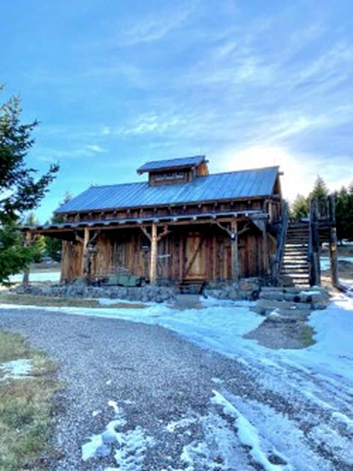 Serene Pet-Friendly Cabin Rental in Ennis, Montana - Ideal For a Mountain Retreat near Virginia City