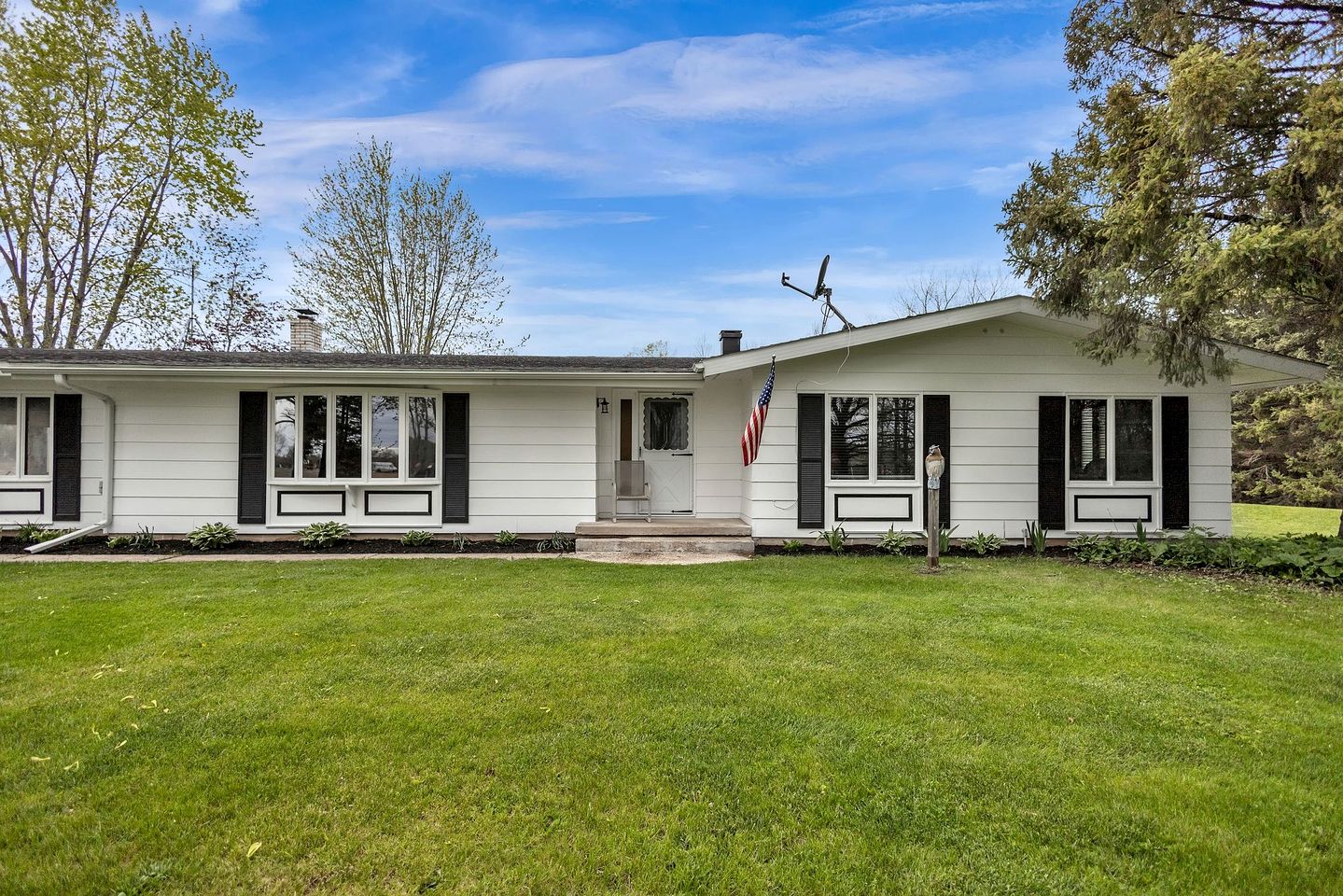 Serene Riverside Retreat with Air Hockey and Pool Table in Little Suamico, Wisconsin