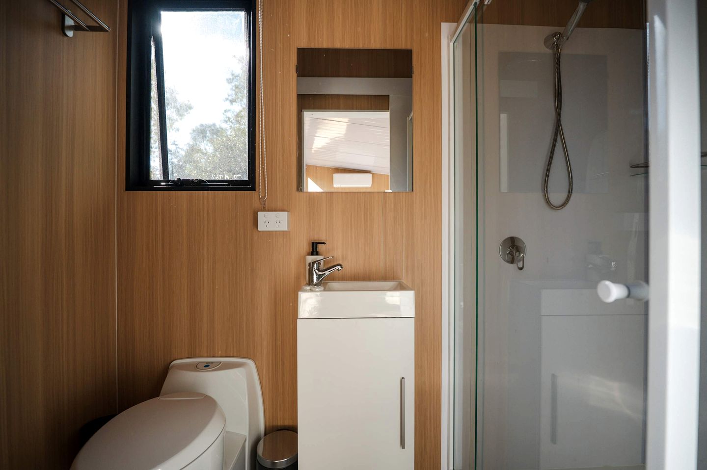 Serene Tiny Home Farm Stay with Creek Views near Toowoomba, Withcott QLD