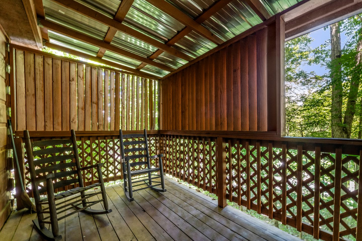 Serene Wooden Cabin with Hot-Tub and Covered Porch in Sevierville, Tennessee