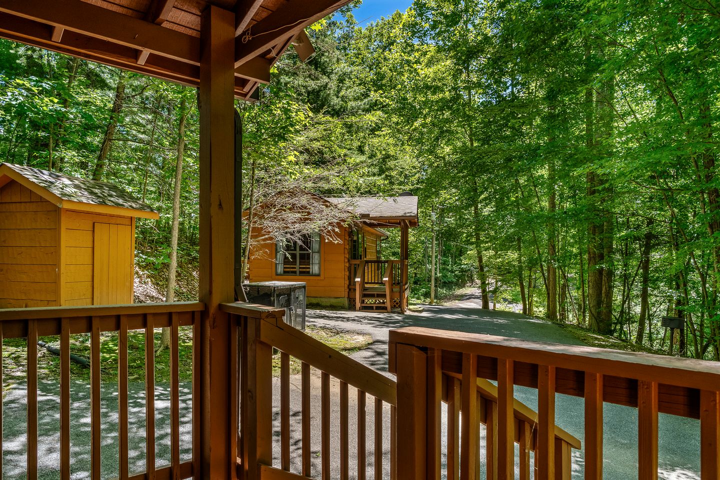 Serene Wooden Cabin with Hot-Tub and Covered Porch in Sevierville, Tennessee