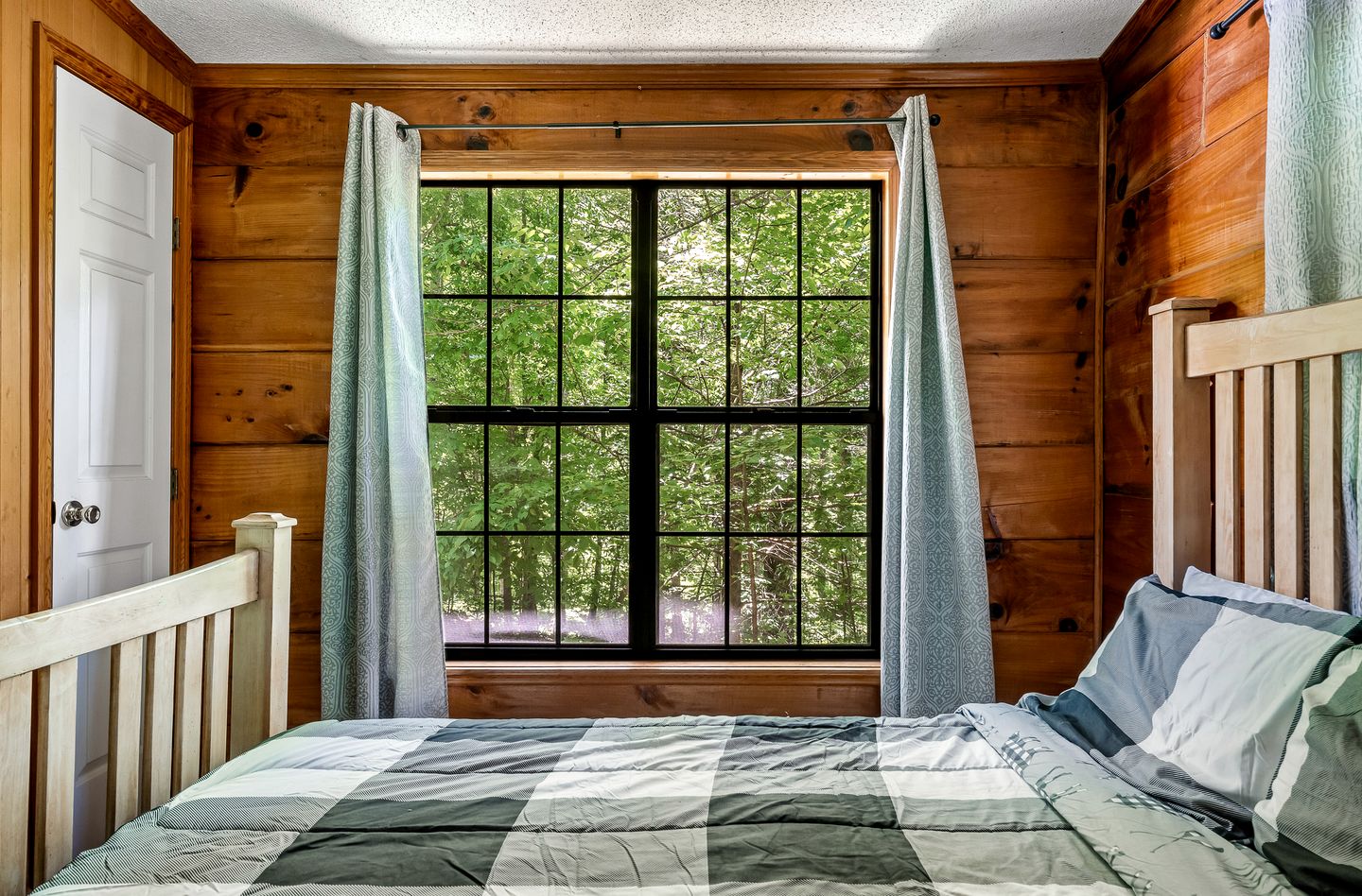Serene Wooden Cabin with Hot-Tub and Covered Porch in Sevierville, Tennessee