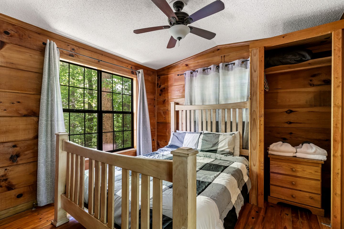 Serene Wooden Cabin with Hot-Tub and Covered Porch in Sevierville, Tennessee
