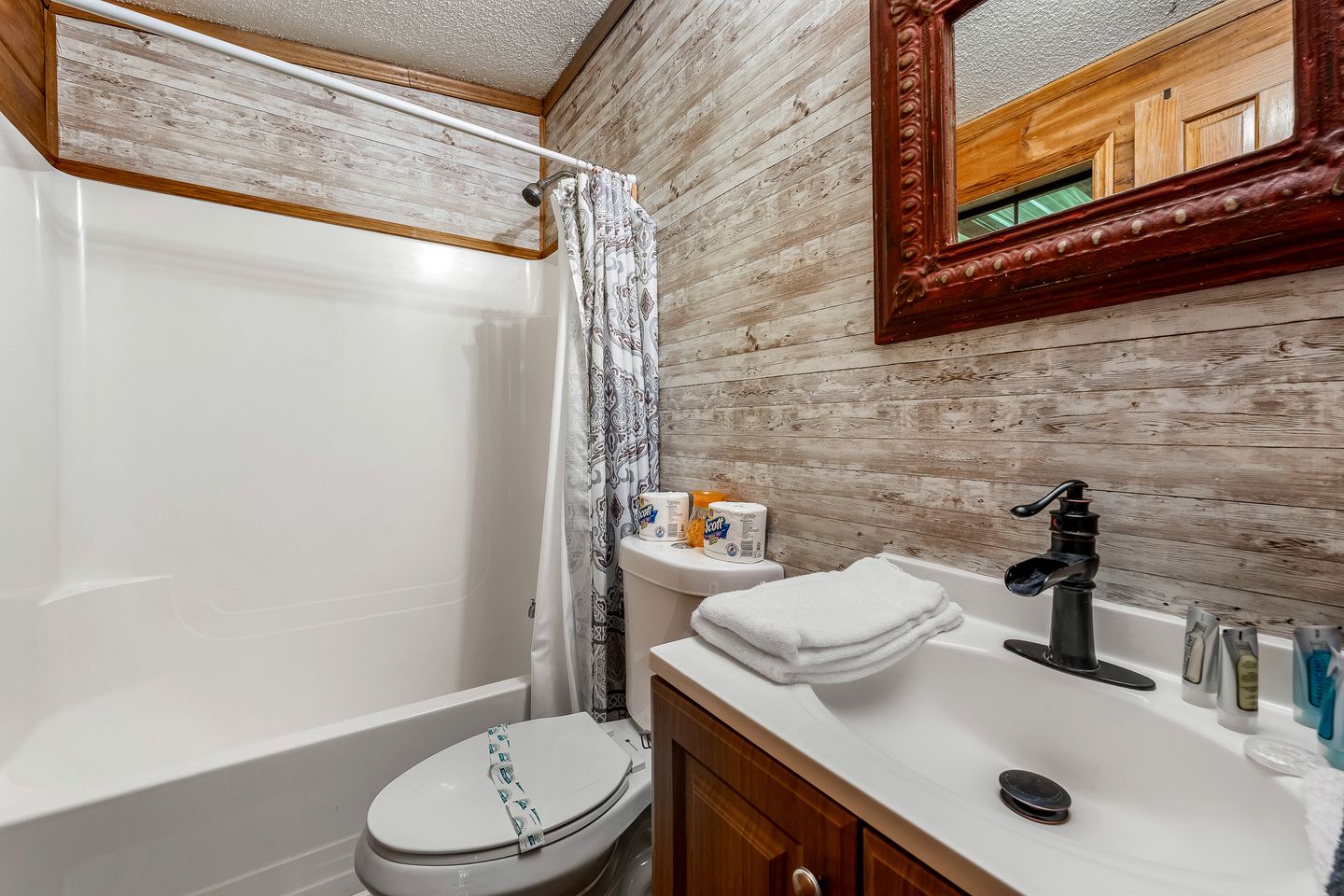 Serene Wooden Cabin with Hot-Tub and Covered Porch in Sevierville, Tennessee