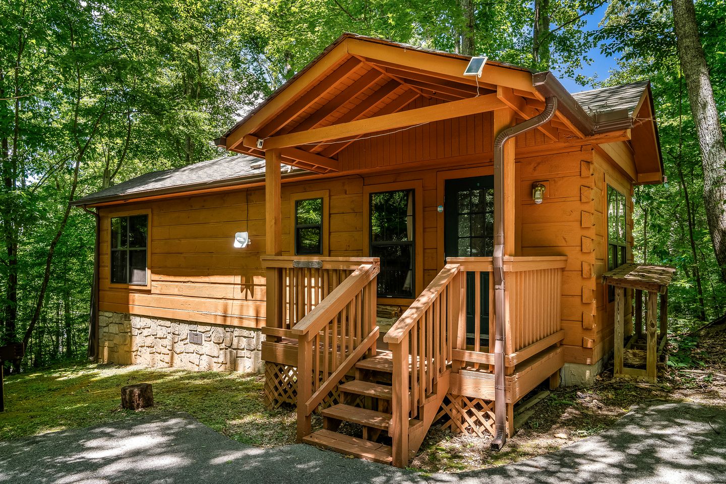Serene Wooden Cabin with Hot-Tub and Covered Porch in Sevierville, Tennessee