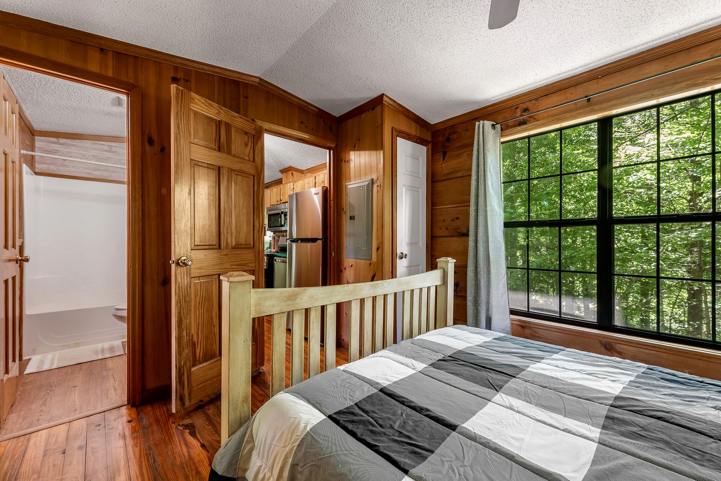Serene Wooden Cabin with Hot-Tub and Covered Porch in Sevierville, Tennessee