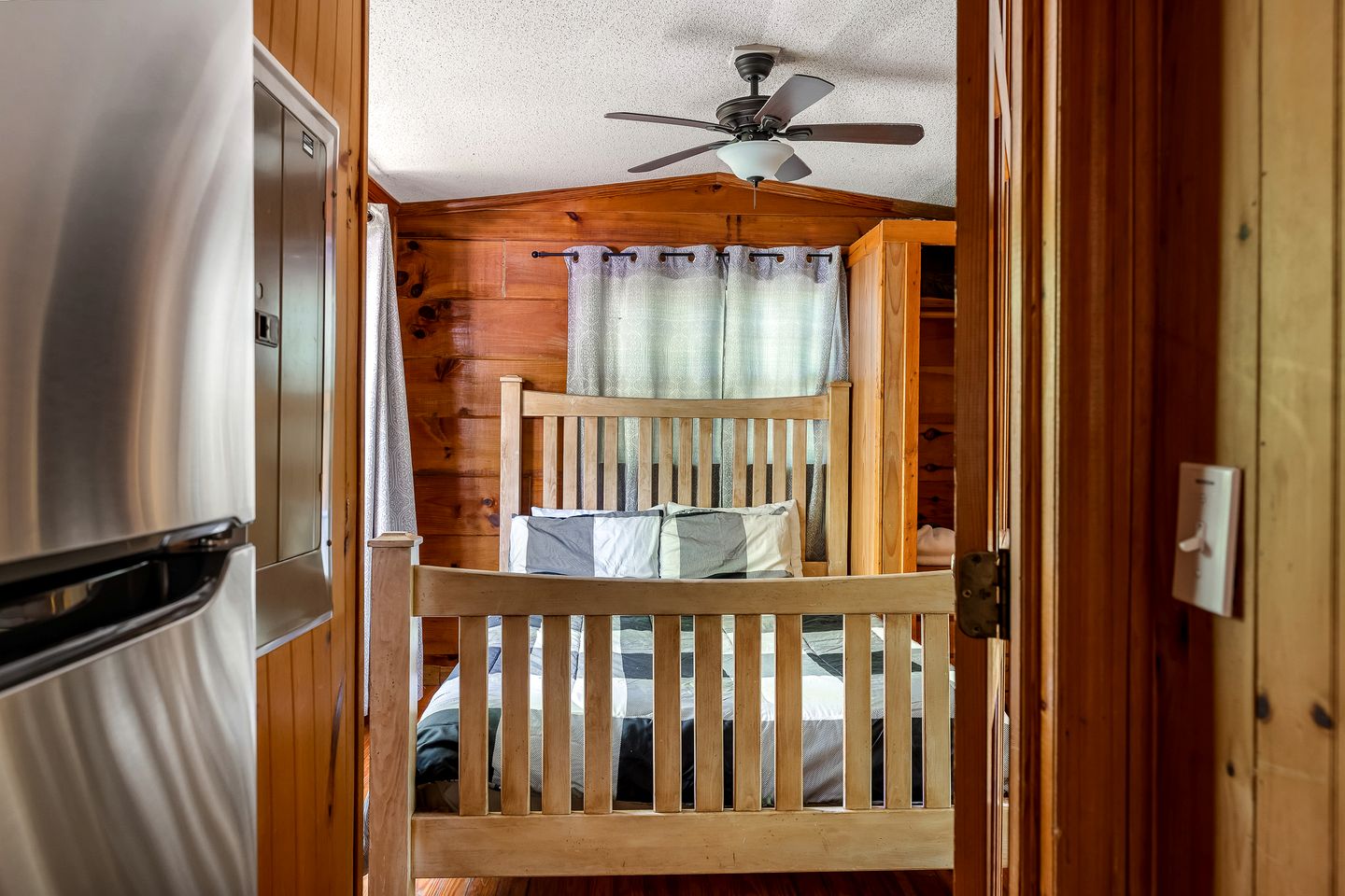 Serene Wooden Cabin with Hot-Tub and Covered Porch in Sevierville, Tennessee