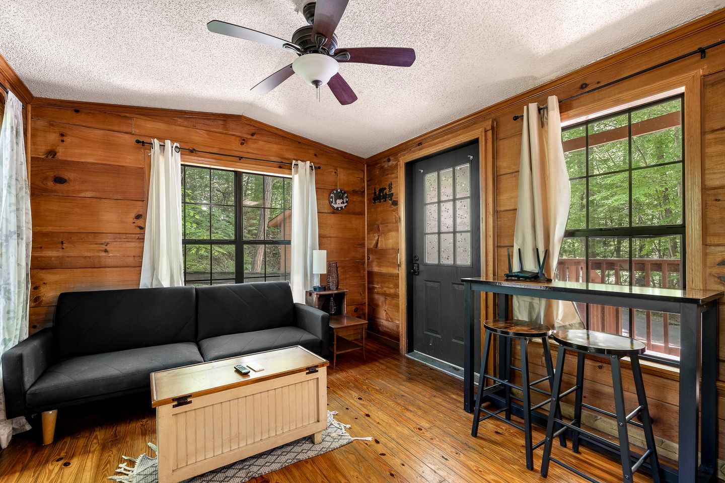 Serene Wooden Cabin with Hot-Tub and Covered Porch in Sevierville, Tennessee