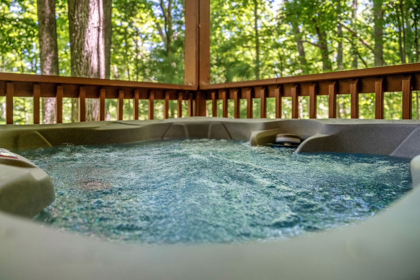 Serene Wooden Cabin with Hot-Tub and Covered Porch in Sevierville, Tennessee