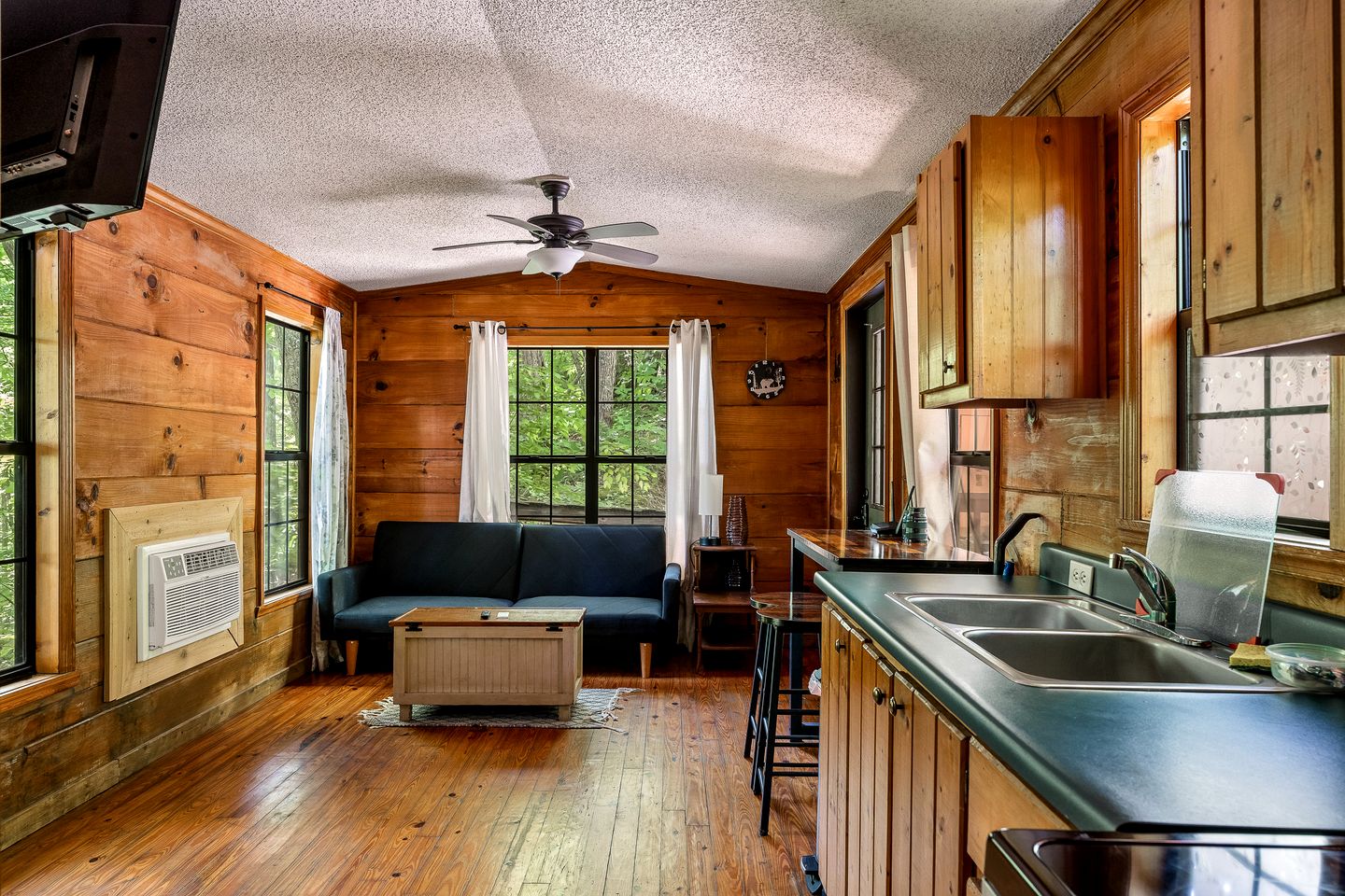 Serene Wooden Cabin with Hot-Tub and Covered Porch in Sevierville, Tennessee