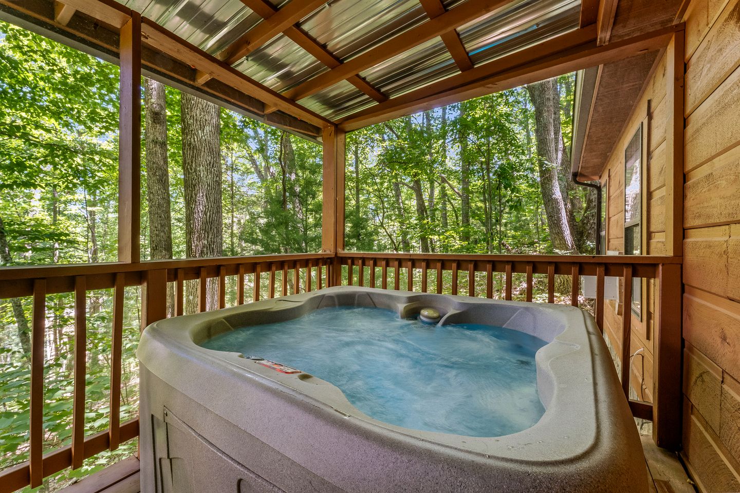 Serene Wooden Cabin with Hot-Tub and Covered Porch in Sevierville, Tennessee
