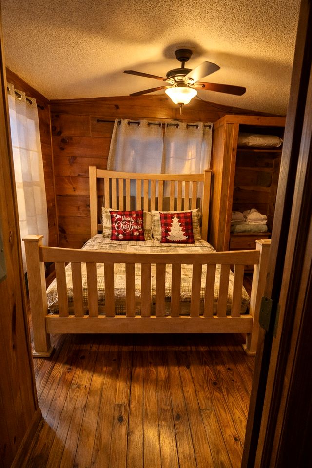 Serene Wooden Cabin with Hot-Tub and Covered Porch in Sevierville, Tennessee