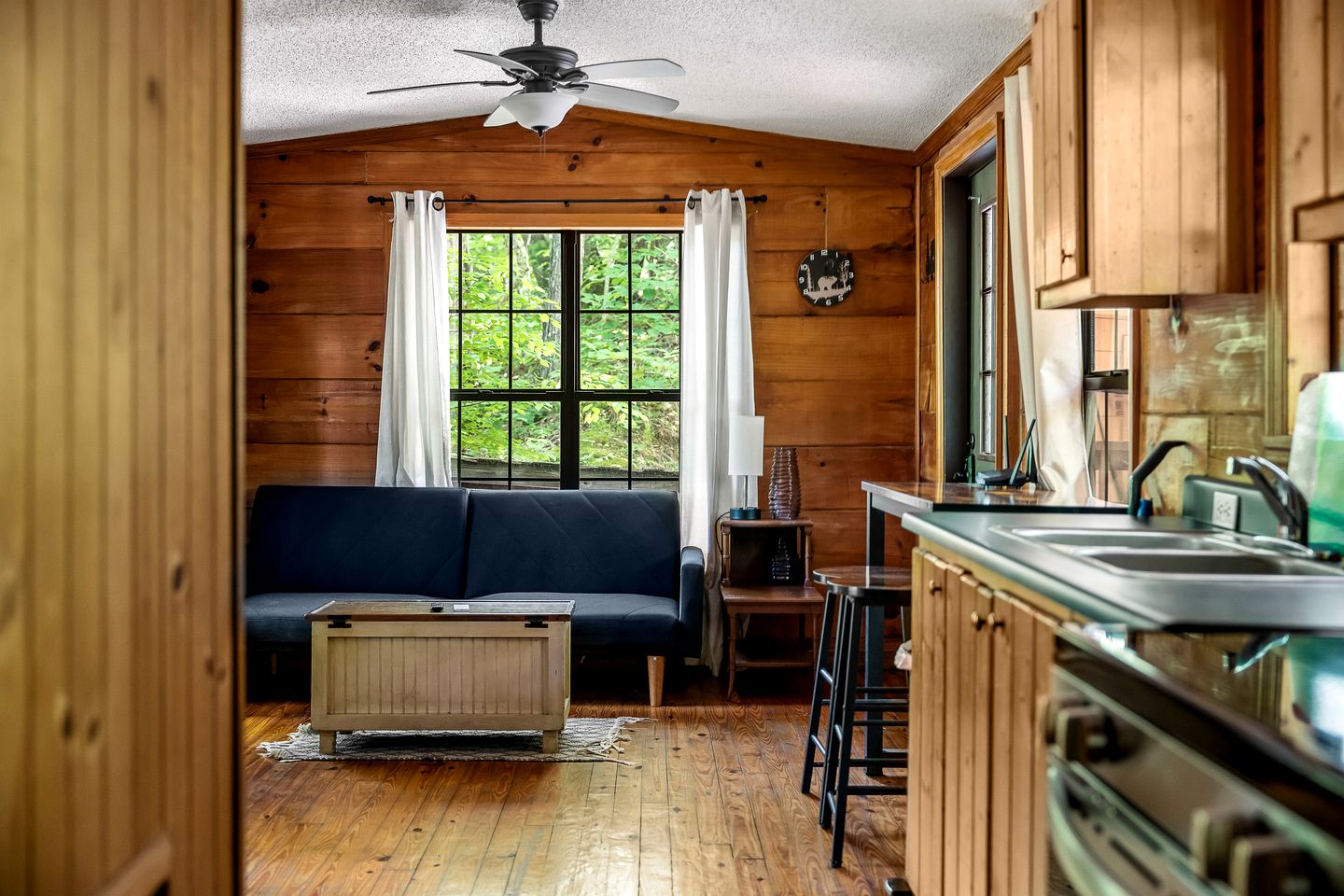 Serene Wooden Cabin with Hot-Tub and Covered Porch in Sevierville, Tennessee