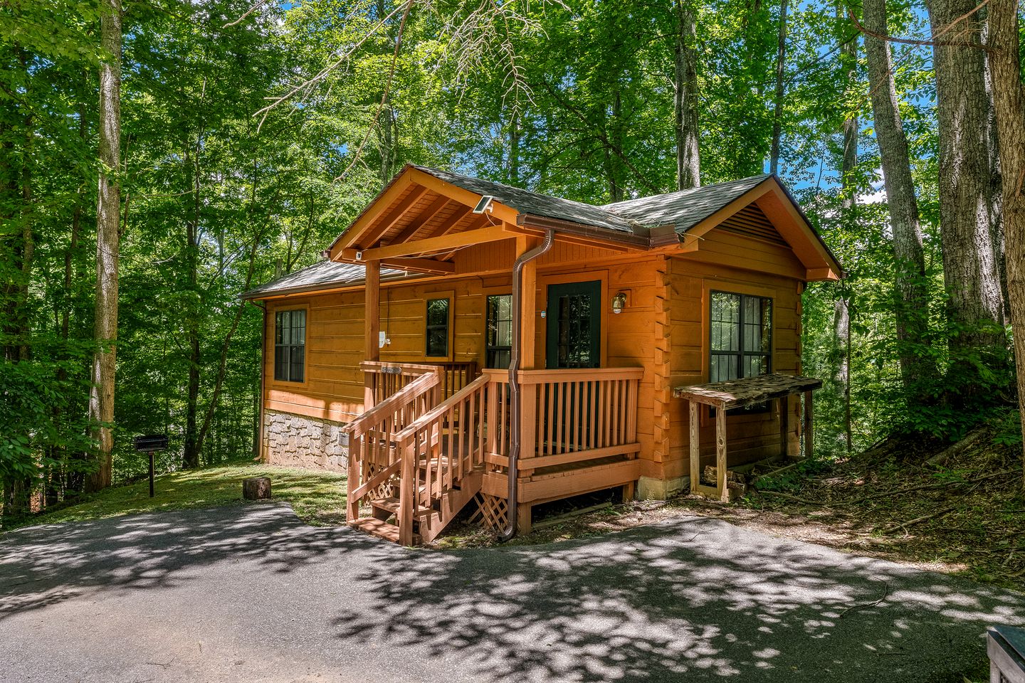 Serene Wooden Cabin with Hot-Tub and Covered Porch in Sevierville, Tennessee