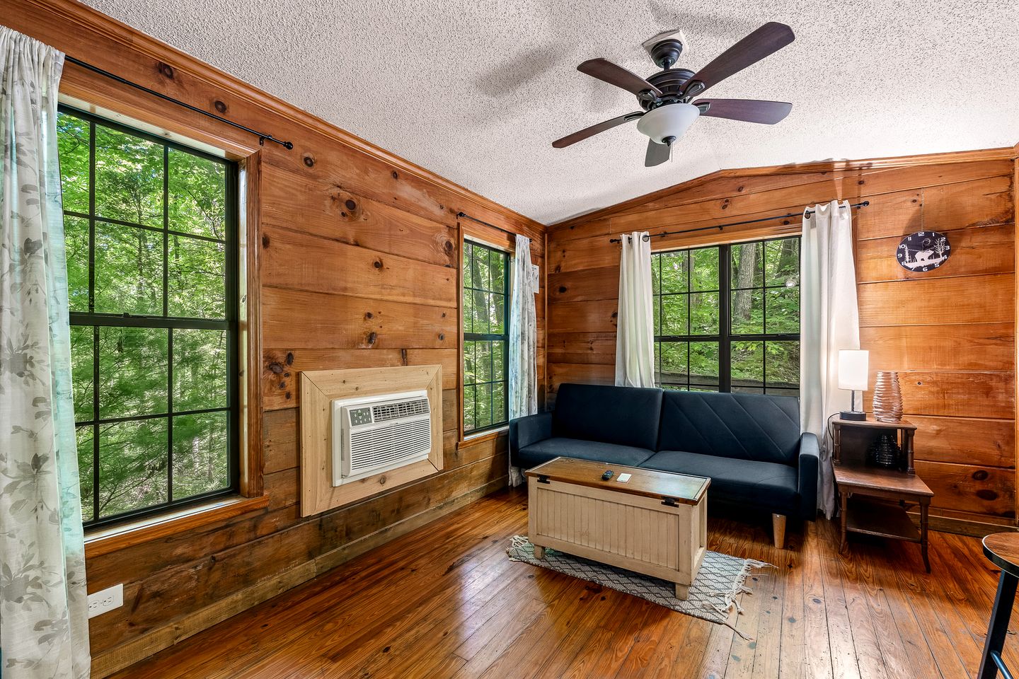 Serene Wooden Cabin with Hot-Tub and Covered Porch in Sevierville, Tennessee
