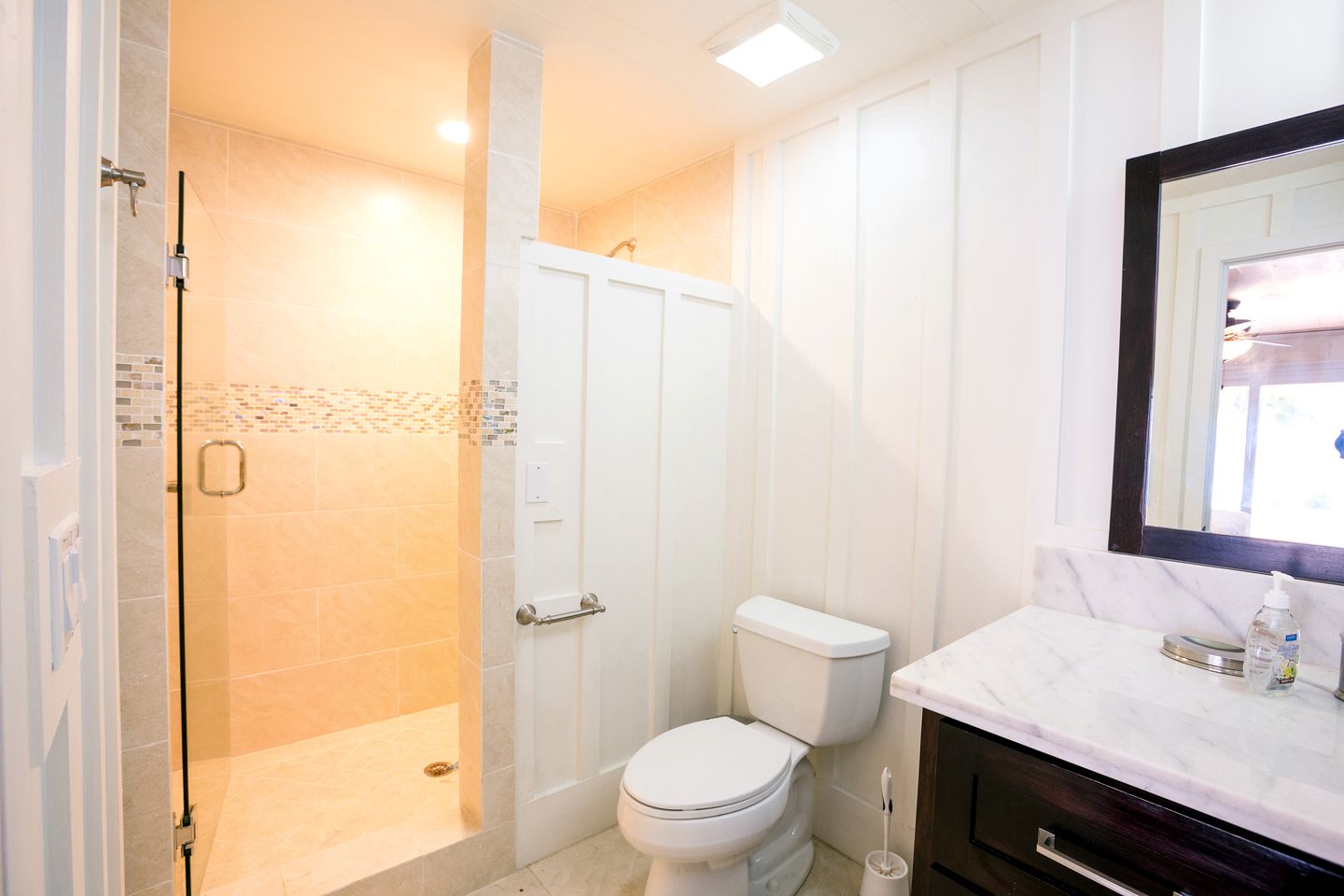 Luxury Beachfront Vacation Rental with Private Pool in West End, Honduras