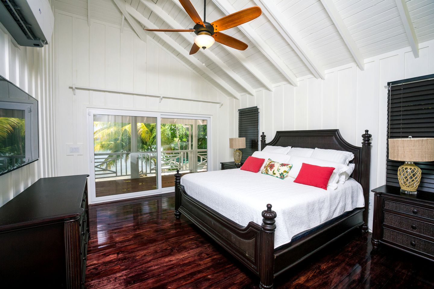 Luxury Beachfront Vacation Rental with Private Pool in West End, Honduras