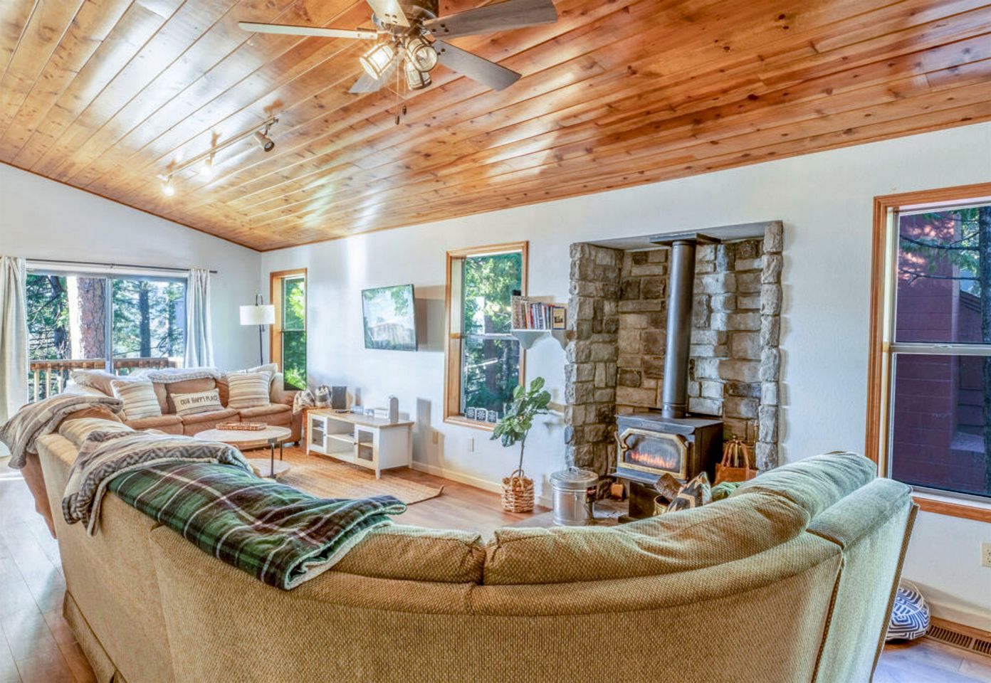 Enjoyable Cabin with Fireplace and Foosball in Twain Harte, California