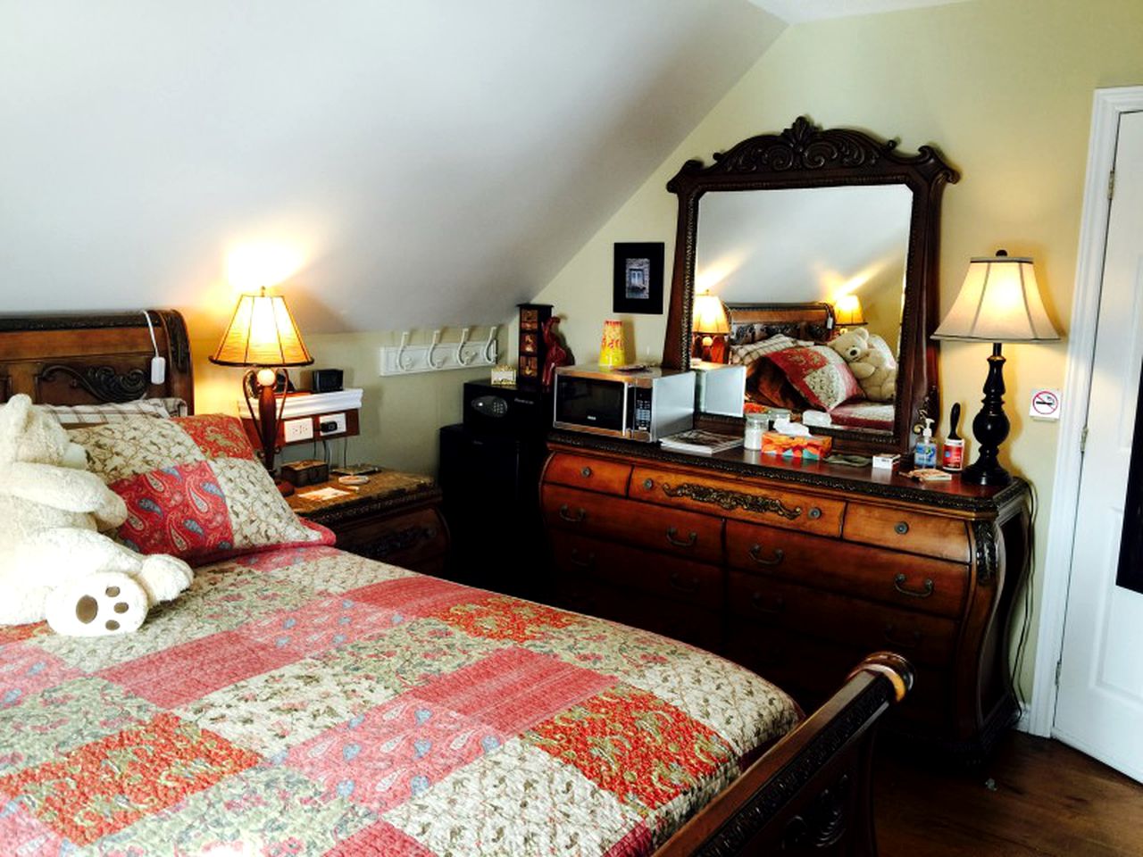 Elegant Getaway with Peaceful Farm Views at Bed and Breakfast in Ancaster, Ontario