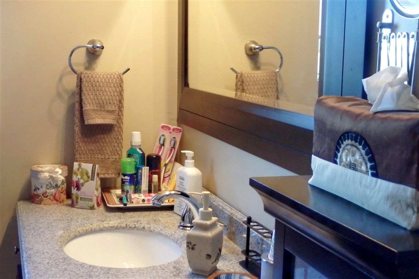 Luxurious Bed and Breakfast with Koi Pond Views on Niagara Escarpment in Ontario