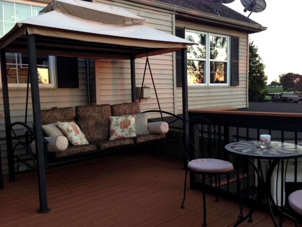 Luxurious Bed and Breakfast with Koi Pond Views on Niagara Escarpment in Ontario