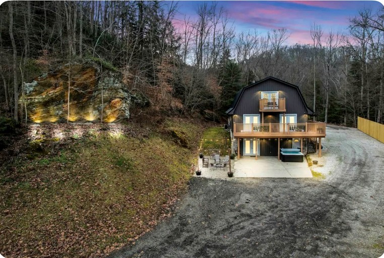 Luxurious Cabin Retreat with Pickleball Court & Hot Tub near Hocking Hills, Sugar Grove OH