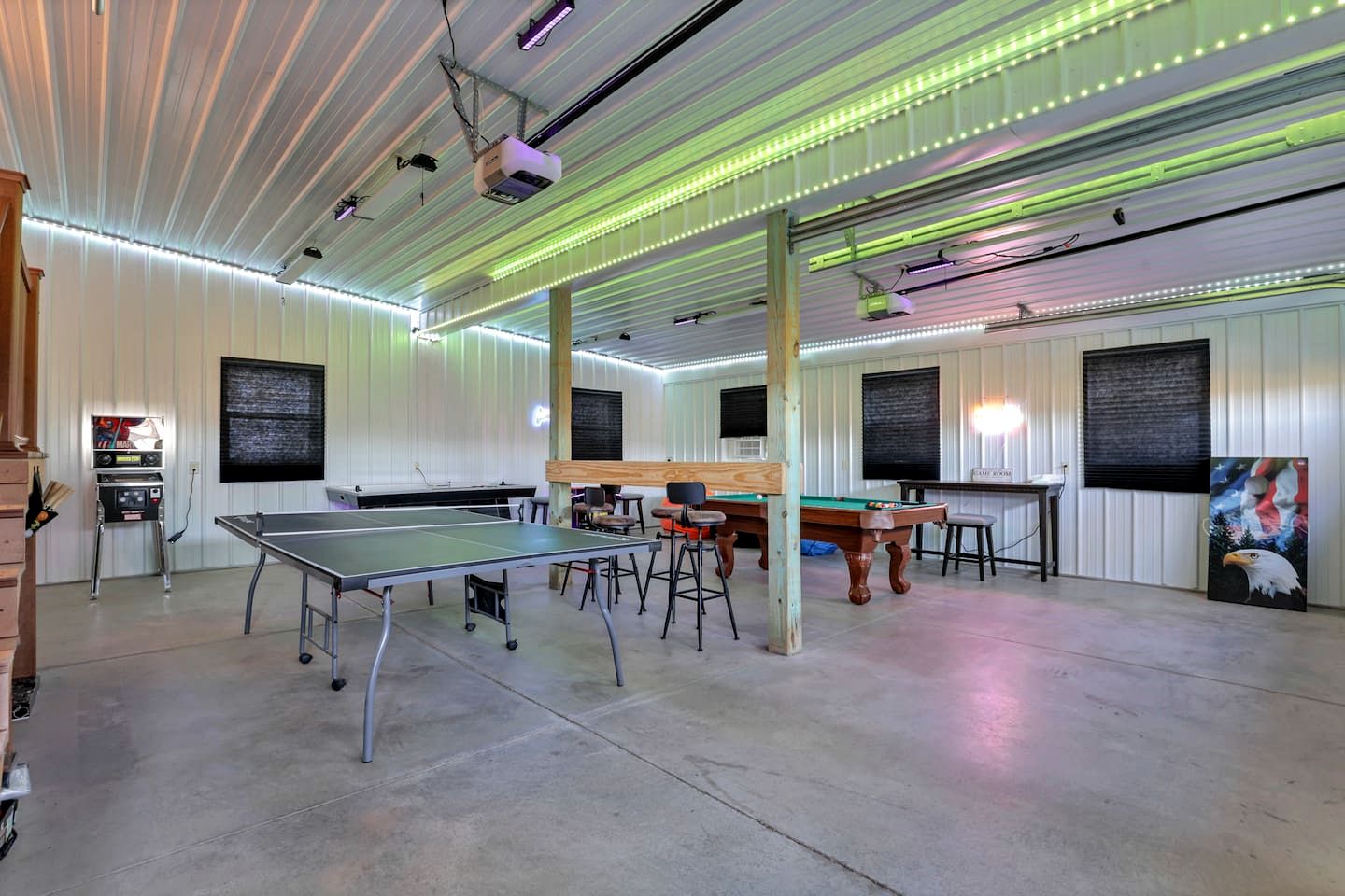 Luxurious Cabin Retreat with Pickleball Court & Hot Tub near Hocking Hills, Sugar Grove OH