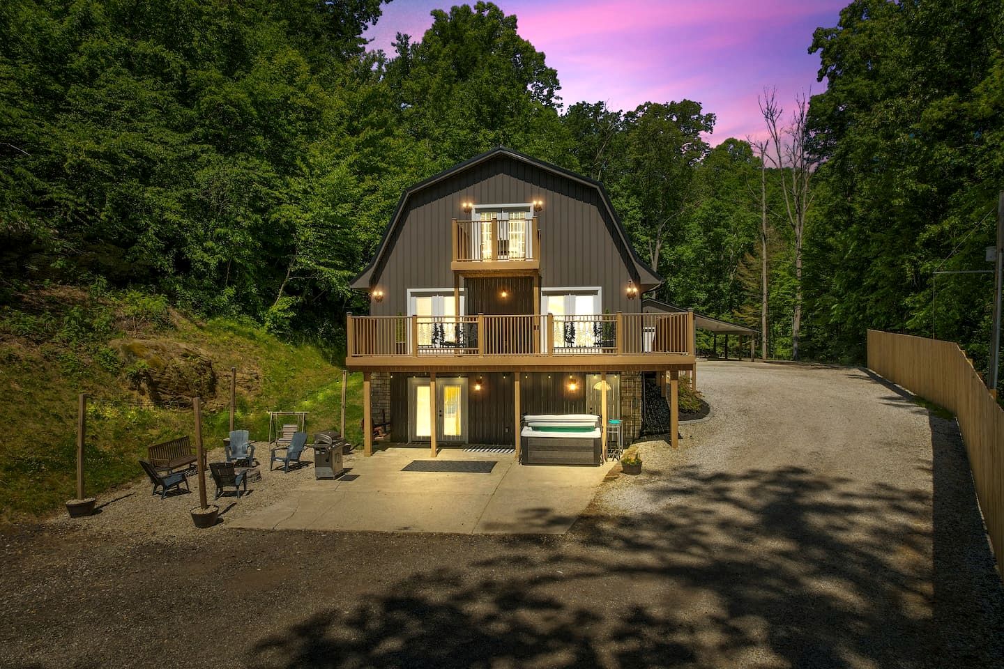 Luxurious Cabin Retreat with Pickleball Court & Hot Tub near Hocking Hills, Sugar Grove OH